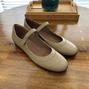 NWOT Walking Cradles Taupe Mary Jane Shoes - Women's Size 13N